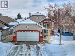 109 Somerset Close SW  Calgary, AB T2Y 3C4