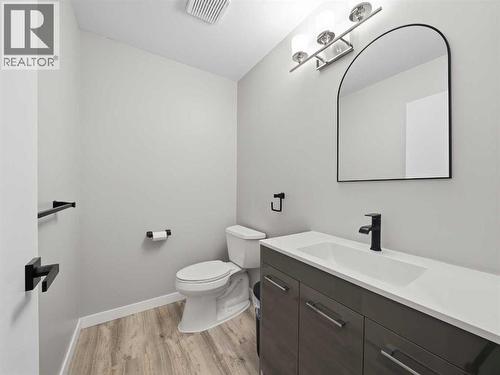 109 Somerset Close Sw, Calgary, AB - Indoor Photo Showing Bathroom