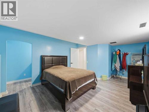109 Somerset Close Sw, Calgary, AB - Indoor Photo Showing Bedroom