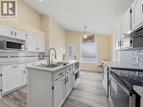 109 Somerset Close Sw, Calgary, AB - Indoor Photo Showing Kitchen With Double Sink