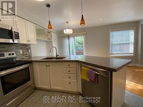 618 Leatherleaf Drive, Mississauga, ON - Indoor Photo Showing Kitchen With Double Sink
