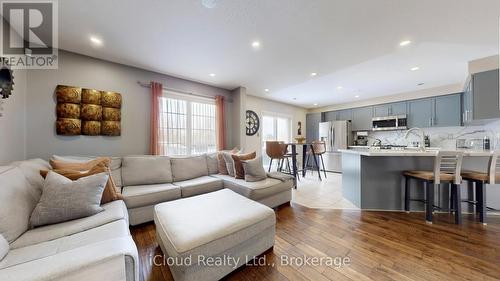 52 Tianalee Crescent, Brampton, ON - Indoor Photo Showing Living Room