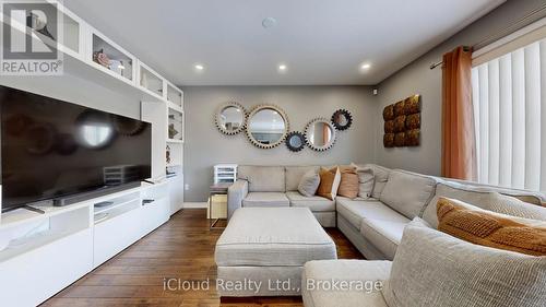 52 Tianalee Crescent, Brampton, ON - Indoor Photo Showing Living Room