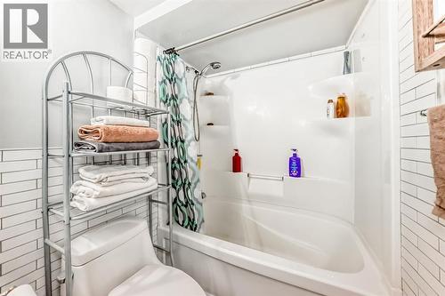 306, 1712 38 Street Se, Calgary, AB - Indoor Photo Showing Bathroom