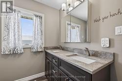 Main floor 4 Piece bathroom - 