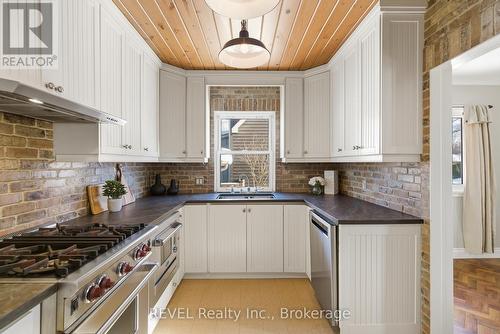 6 Rosslyn Avenue, Grimsby (Grimsby East), ON - Indoor Photo Showing Kitchen With Double Sink