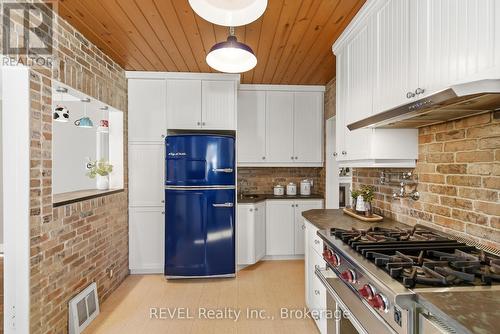 6 Rosslyn Avenue, Grimsby (Grimsby East), ON - Indoor Photo Showing Kitchen With Upgraded Kitchen