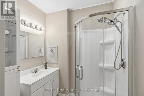 6 Rosslyn Avenue, Grimsby (Grimsby East), ON - Indoor Photo Showing Bathroom
