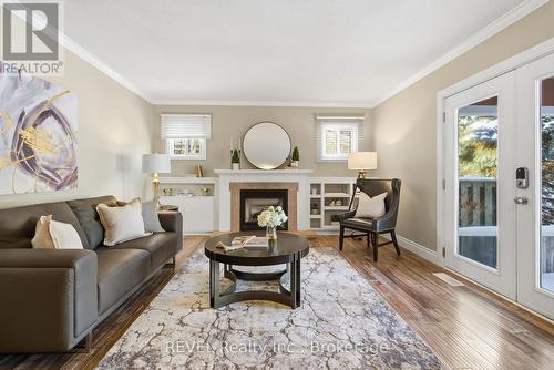 6 Rosslyn Avenue, Grimsby (Grimsby East), ON - Indoor Photo Showing Living Room With Fireplace