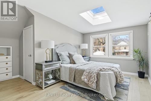 6 Rosslyn Avenue, Grimsby (Grimsby East), ON - Indoor Photo Showing Bedroom