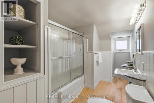 6 Rosslyn Avenue, Grimsby (Grimsby East), ON - Indoor Photo Showing Bathroom