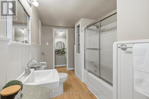 6 Rosslyn Avenue, Grimsby (Grimsby East), ON - Indoor Photo Showing Bathroom