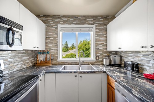 301-1050 Braidwood Rd, Courtenay, BC - Indoor Photo Showing Kitchen With Double Sink