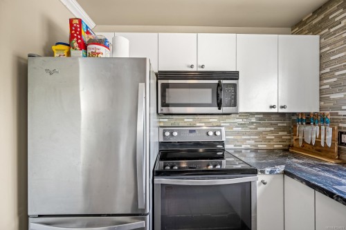 301-1050 Braidwood Rd, Courtenay, BC - Indoor Photo Showing Kitchen