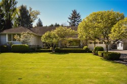 3270 Beach Dr  Oak Bay, BC V8R 6M1