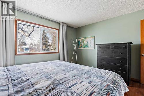 108 Lynnbrook Bay Se, Calgary, AB - Indoor Photo Showing Bedroom