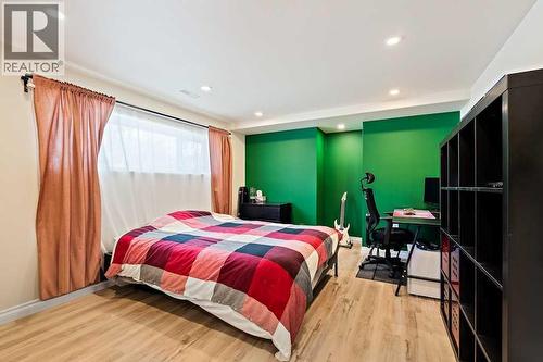 108 Lynnbrook Bay Se, Calgary, AB - Indoor Photo Showing Bedroom