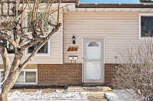 108 Lynnbrook Bay Se, Calgary, AB - Outdoor