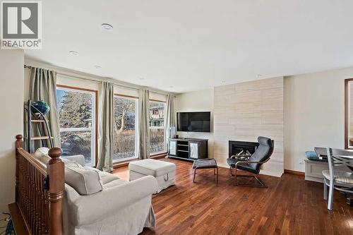 108 Lynnbrook Bay Se, Calgary, AB - Indoor Photo Showing Living Room