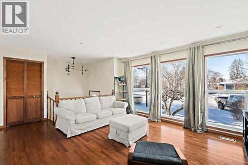 108 Lynnbrook Bay Se, Calgary, AB - Indoor Photo Showing Living Room