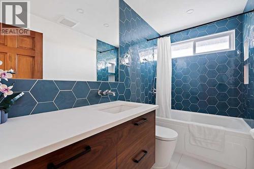 108 Lynnbrook Bay Se, Calgary, AB - Indoor Photo Showing Bathroom