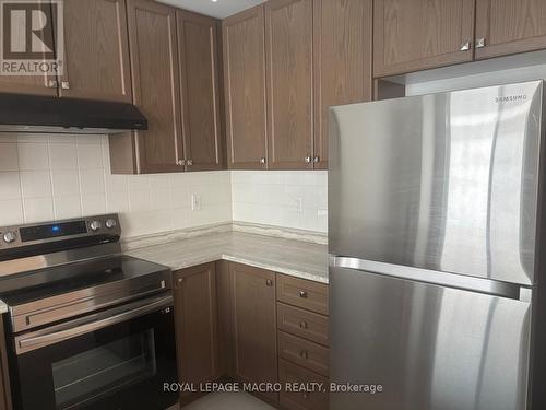 106 Selection Heights, Thorold, ON - Indoor Photo Showing Kitchen With Stainless Steel Kitchen