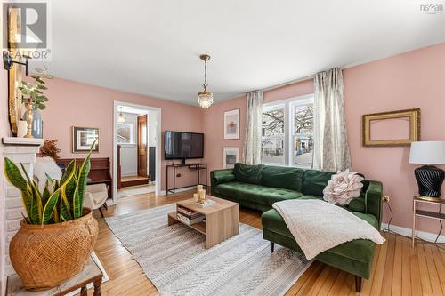 332 Portland Street, Dartmouth, NS - Indoor Photo Showing Living Room