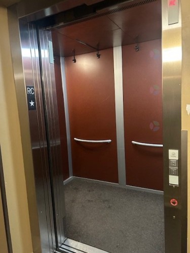 Elevator - 303-2250 Rue Ward, Montréal (Saint-Laurent), QC - Indoor