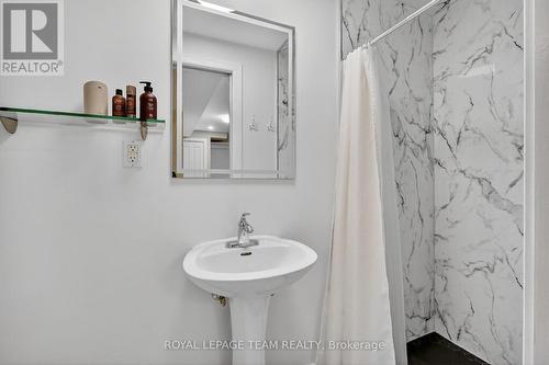 309 Elmgrove Avenue, Ottawa, ON - Indoor Photo Showing Bathroom