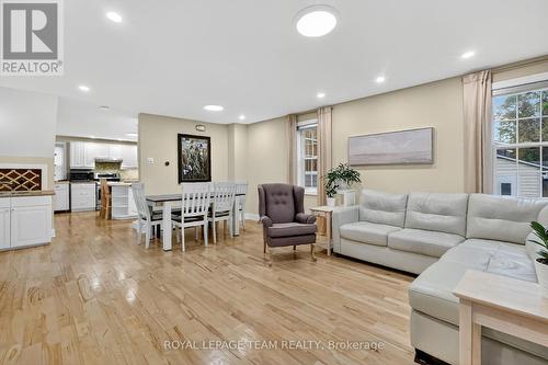 309 Elmgrove Avenue, Ottawa, ON - Indoor Photo Showing Living Room
