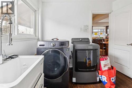929 38 Street Se, Calgary, AB - Indoor Photo Showing Laundry Room
