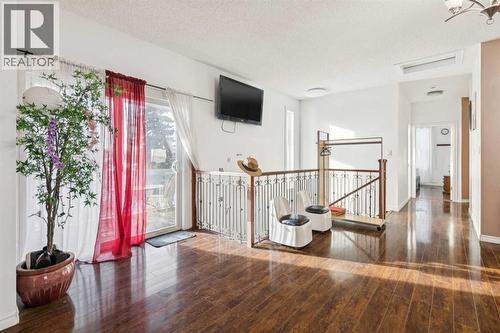 929 38 Street Se, Calgary, AB - Indoor Photo Showing Other Room