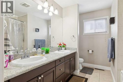 929 38 Street Se, Calgary, AB - Indoor Photo Showing Bathroom