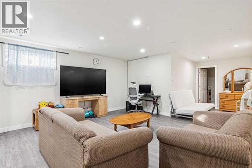 929 38 Street Se, Calgary, AB - Indoor Photo Showing Other Room