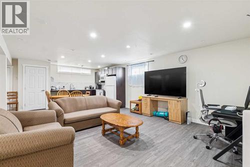 929 38 Street Se, Calgary, AB - Indoor Photo Showing Living Room