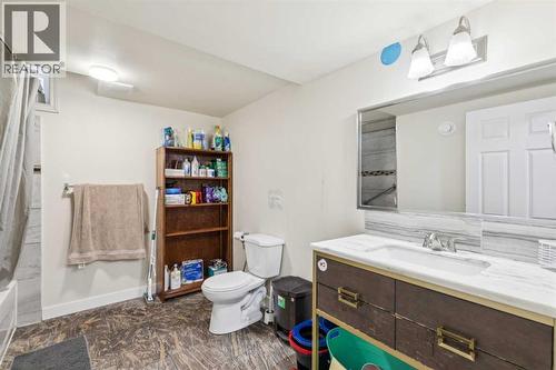 929 38 Street Se, Calgary, AB - Indoor Photo Showing Bathroom