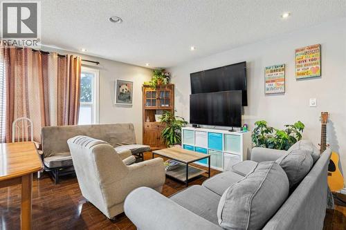 929 38 Street Se, Calgary, AB - Indoor Photo Showing Living Room