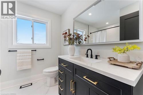 Bright & modern full bath with linen closet - 50 Fife Street W, Caledonia, ON - Indoor Photo Showing Bathroom