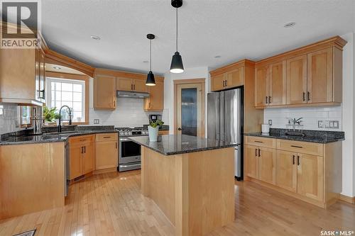 8014 Links Way, Regina, SK - Indoor Photo Showing Kitchen With Double Sink With Upgraded Kitchen