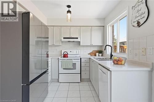 5030 Bunton Crescent, Burlington, ON - Indoor Photo Showing Kitchen With Double Sink