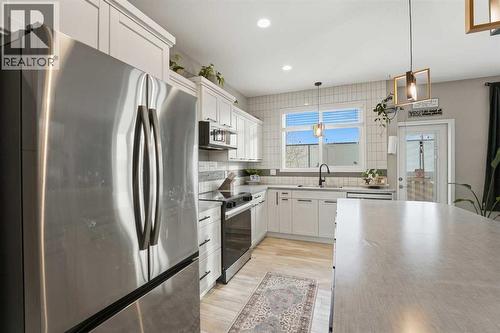135 Hampton Crescent, Sylvan Lake, AB - Indoor Photo Showing Kitchen With Stainless Steel Kitchen With Upgraded Kitchen