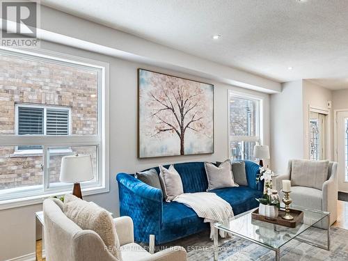 9 Revelstoke Place, Brampton, ON - Indoor Photo Showing Living Room