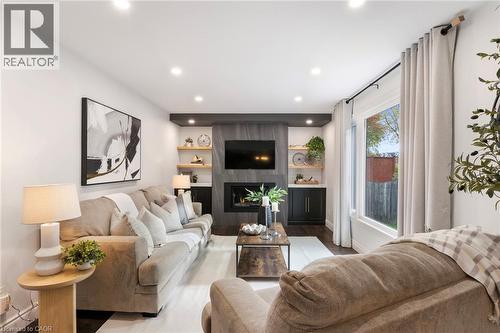391 Strawberry Crescent, Waterloo, ON - Indoor Photo Showing Living Room
