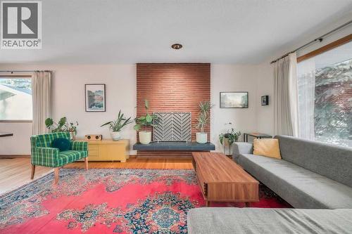 10427 Wapiti Drive Se, Calgary, AB - Indoor Photo Showing Living Room