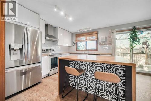 10427 Wapiti Drive Se, Calgary, AB - Indoor Photo Showing Kitchen