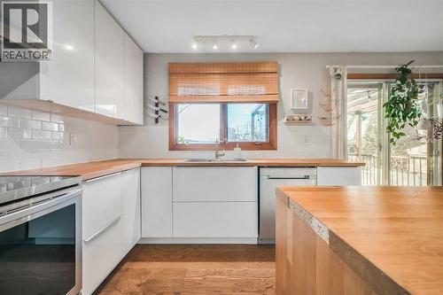 10427 Wapiti Drive Se, Calgary, AB - Indoor Photo Showing Kitchen