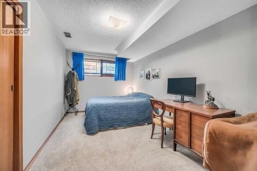 10427 Wapiti Drive Se, Calgary, AB - Indoor Photo Showing Bedroom