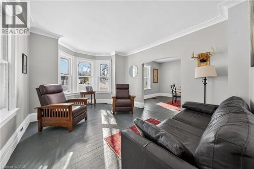 1631 River Road, Cayuga, ON - Indoor Photo Showing Living Room