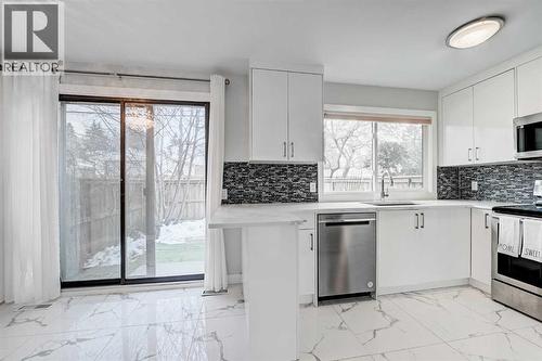 43, 5019 46 Avenue Sw, Calgary, AB - Indoor Photo Showing Kitchen With Upgraded Kitchen
