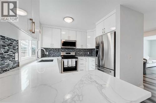 43, 5019 46 Avenue Sw, Calgary, AB - Indoor Photo Showing Kitchen With Stainless Steel Kitchen With Upgraded Kitchen